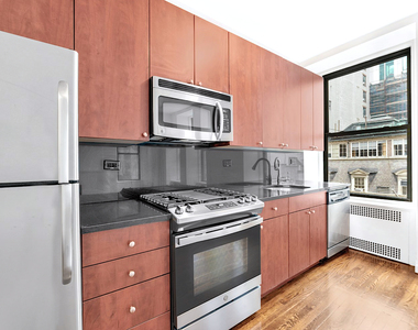 Madison Avenue - Photo Thumbnail 1