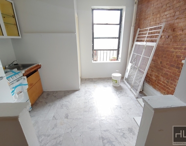 East 89 Street - Photo Thumbnail 4