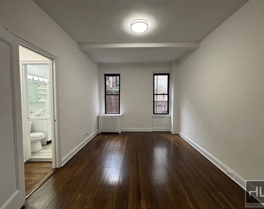 East 46 Street - Photo Thumbnail 5