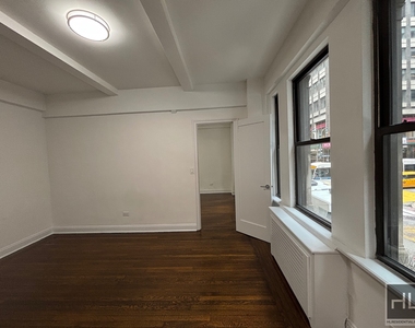 East 46 Street - Photo Thumbnail 3