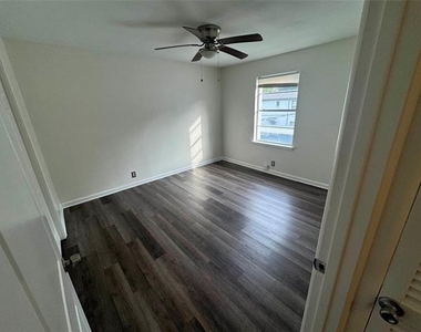 4945 N Hall Street - Photo Thumbnail 14