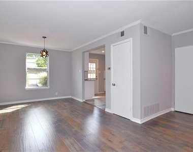 4945 N Hall Street - Photo Thumbnail 9