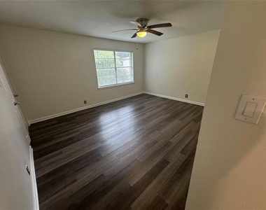 4945 N Hall Street - Photo Thumbnail 15