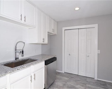 4945 N Hall Street - Photo Thumbnail 8