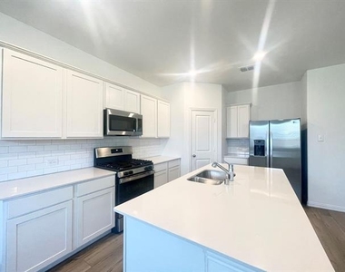 1118 Mahogany Lane - Photo Thumbnail 7