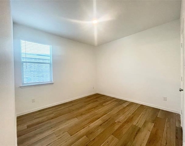 1118 Mahogany Lane - Photo Thumbnail 15