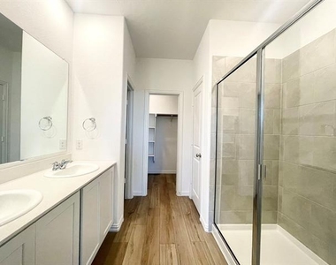 1118 Mahogany Lane - Photo Thumbnail 11
