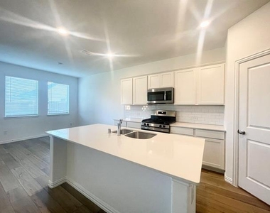 1118 Mahogany Lane - Photo Thumbnail 5