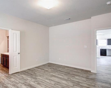 2038 Dyer Drive - Photo Thumbnail 14