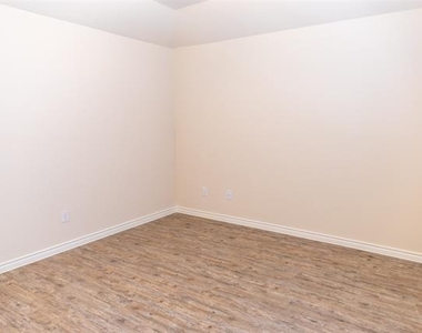 3206 Robin Road - Photo Thumbnail 9