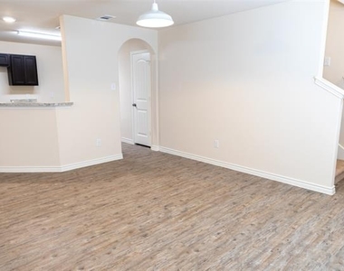 1700 Oriole Drive - Photo Thumbnail 4