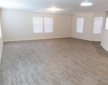 1700 Oriole Drive - Photo Thumbnail 5