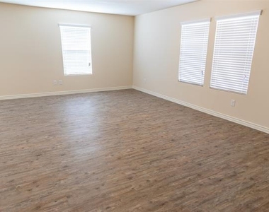 1700 Oriole Drive - Photo Thumbnail 6