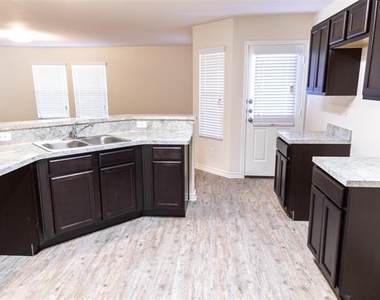 1700 Oriole Drive - Photo Thumbnail 2