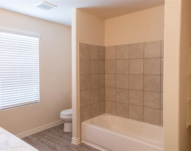 1700 Oriole Drive - Photo Thumbnail 12