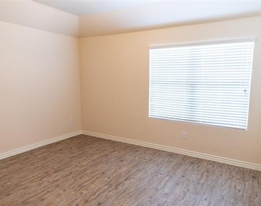 1700 Oriole Drive - Photo Thumbnail 8