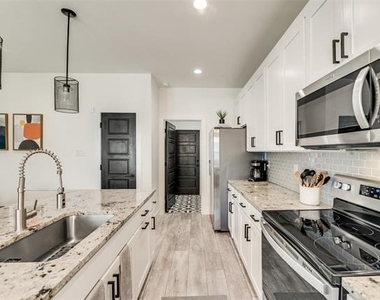3001 Fernwood Avenue - Photo Thumbnail 10