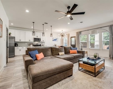 3001 Fernwood Avenue - Photo Thumbnail 5