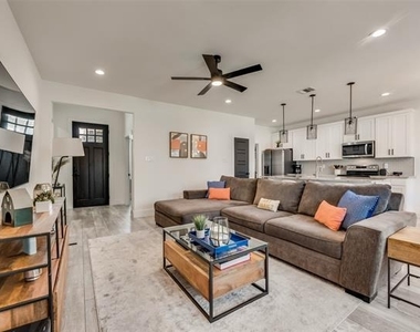 3001 Fernwood Avenue - Photo Thumbnail 4