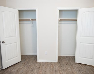1602 Bobolink Drive - Photo Thumbnail 7
