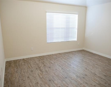 1602 Bobolink Drive - Photo Thumbnail 5