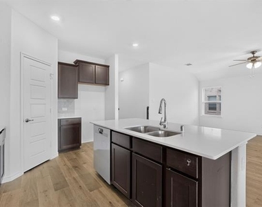 212 Goldfinch Drive - Photo Thumbnail 7
