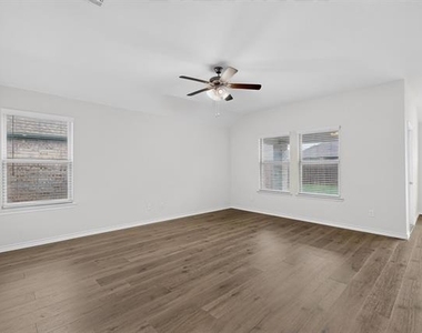 212 Goldfinch Drive - Photo Thumbnail 4