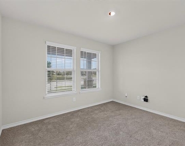 212 Goldfinch Drive - Photo Thumbnail 23