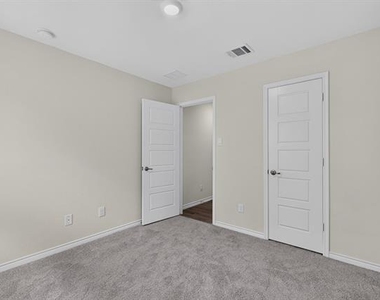 212 Goldfinch Drive - Photo Thumbnail 25