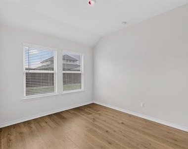 212 Goldfinch Drive - Photo Thumbnail 13