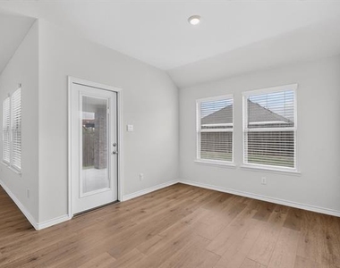 212 Goldfinch Drive - Photo Thumbnail 14