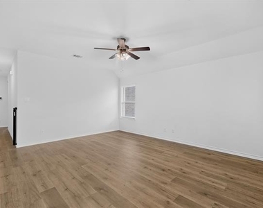 212 Goldfinch Drive - Photo Thumbnail 5