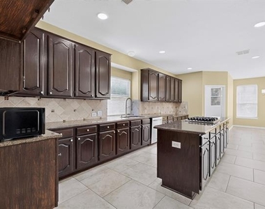 1812 Meadow Ridge Drive - Photo Thumbnail 10