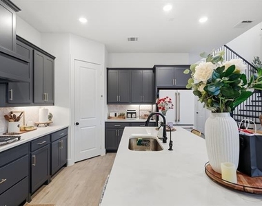 1528 Sandhill Lane - Photo Thumbnail 9