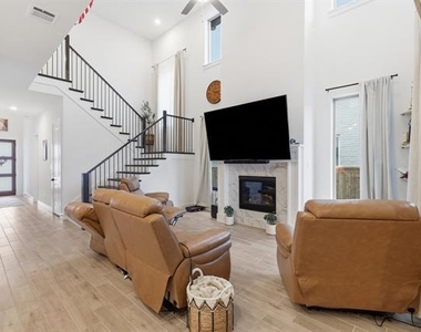 1528 Sandhill Lane - Photo Thumbnail 4
