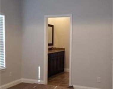 2208 Oliver Street - Photo Thumbnail 6