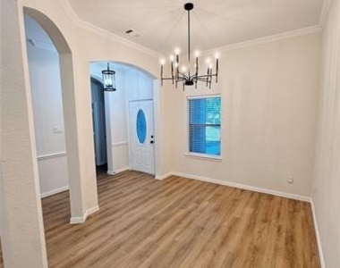 7504 Shasta Drive - Photo Thumbnail 8