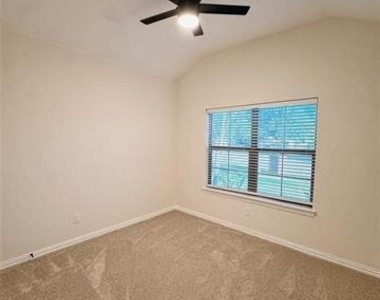 7504 Shasta Drive - Photo Thumbnail 14