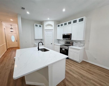 7504 Shasta Drive - Photo Thumbnail 3