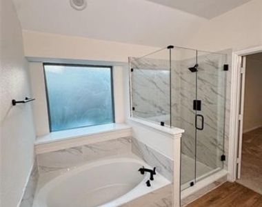 7504 Shasta Drive - Photo Thumbnail 12