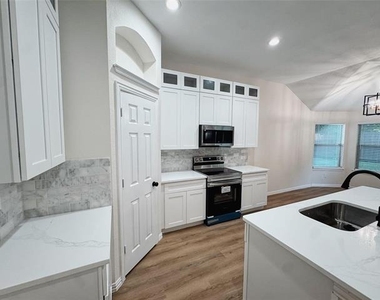 7504 Shasta Drive - Photo Thumbnail 5