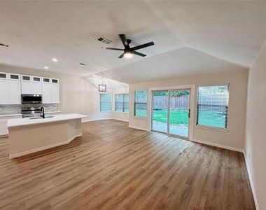 7504 Shasta Drive - Photo Thumbnail 6
