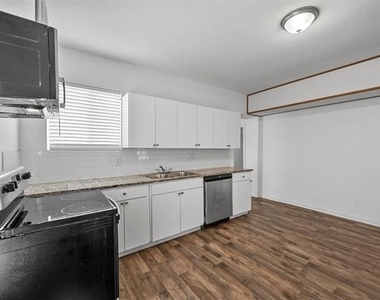 708 W Day Street - Photo Thumbnail 3