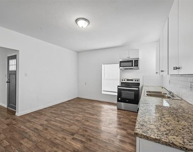 708 W Day Street - Photo Thumbnail 7