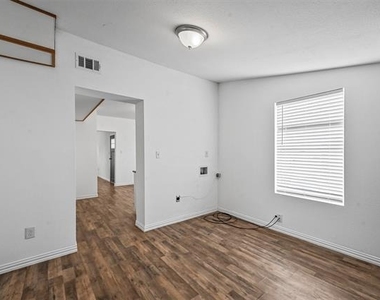 708 W Day Street - Photo Thumbnail 13
