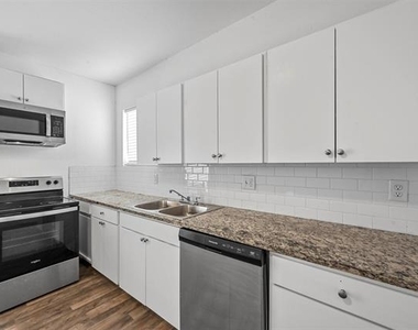 708 W Day Street - Photo Thumbnail 6