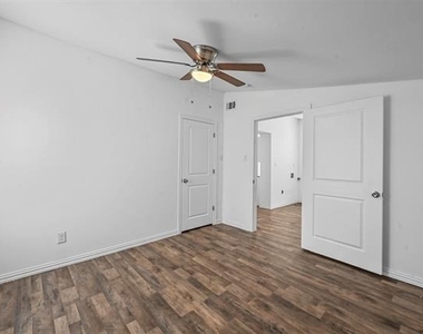 708 W Day Street - Photo Thumbnail 14
