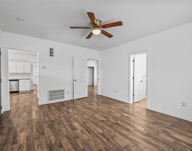 708 W Day Street - Photo Thumbnail 8