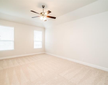 3816 Walden Drive - Photo Thumbnail 7