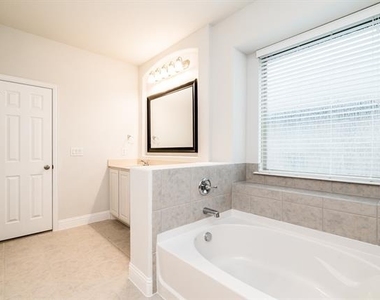 3816 Walden Drive - Photo Thumbnail 10
